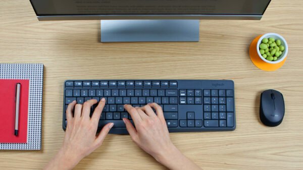 Logitech MK235 Wireless Keyboard and Mouse Combo 2.4 GHz With USB Receiver, 15 Function Keys - Image 2